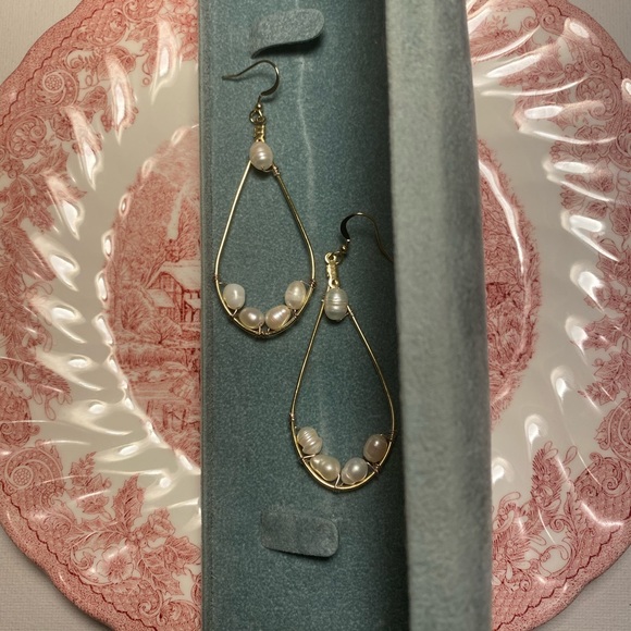 ๐ Tara Designs beautiful handmade gold tone freshwater pearl drop earrings. - Picture 3 of 4